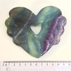 Fluorit Regnbue Hjerte krystal sten med lineal på hvid baggrund