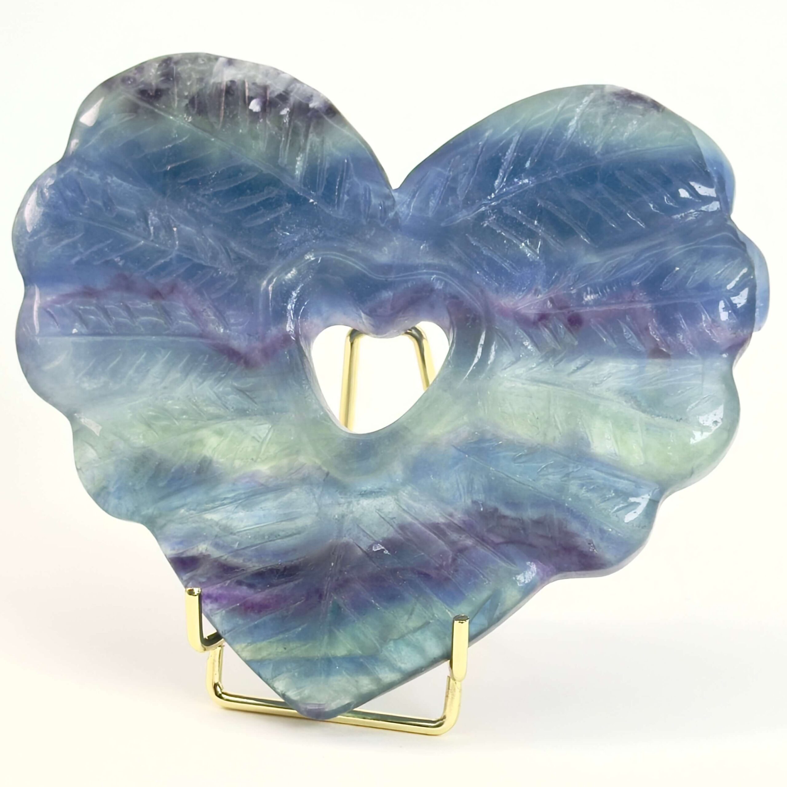 Fluorit Regnbue Hjerte krystal sten på holder på hvid baggrund