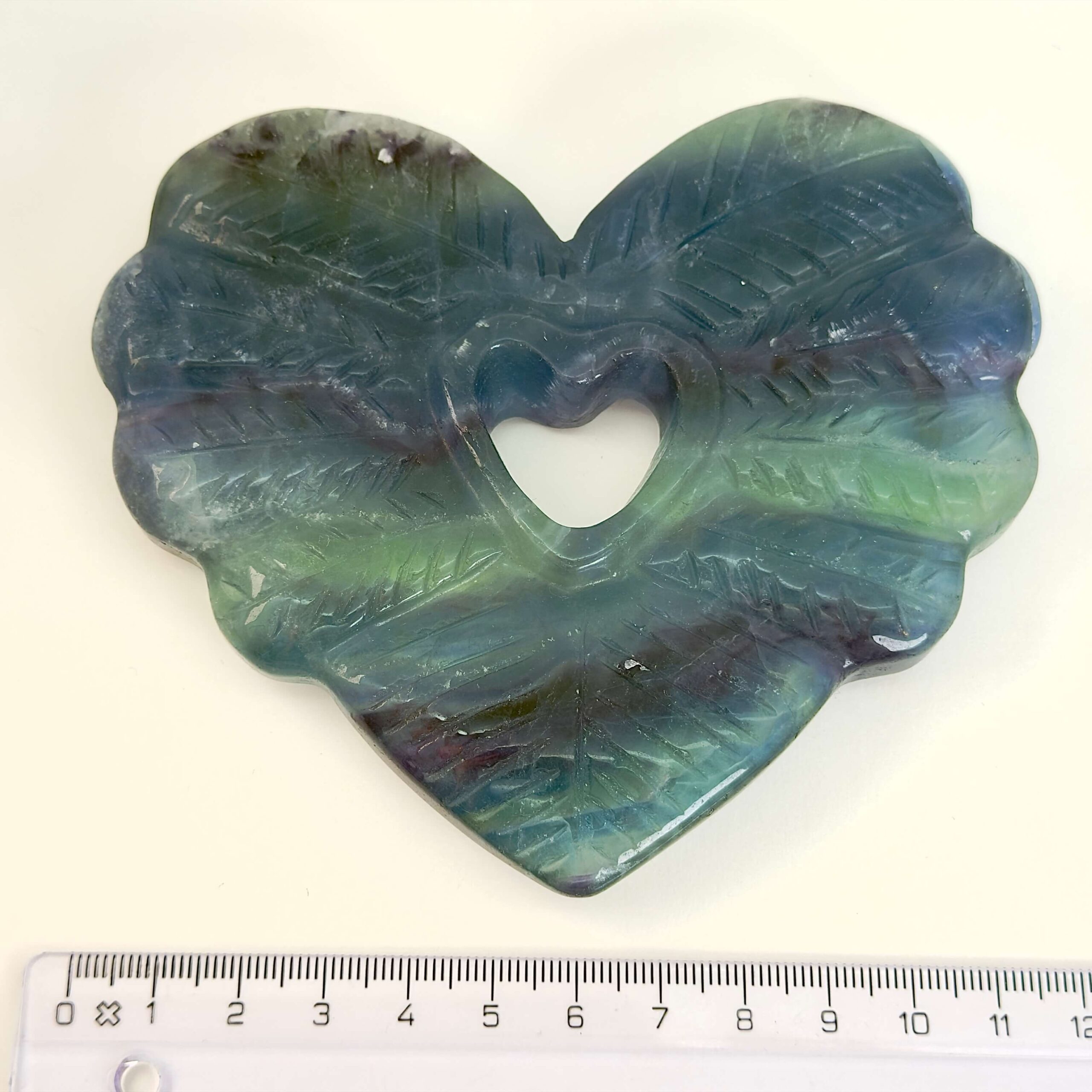 Fluorit Regnbue Hjerte krystal sten med lineal på hvid baggrund