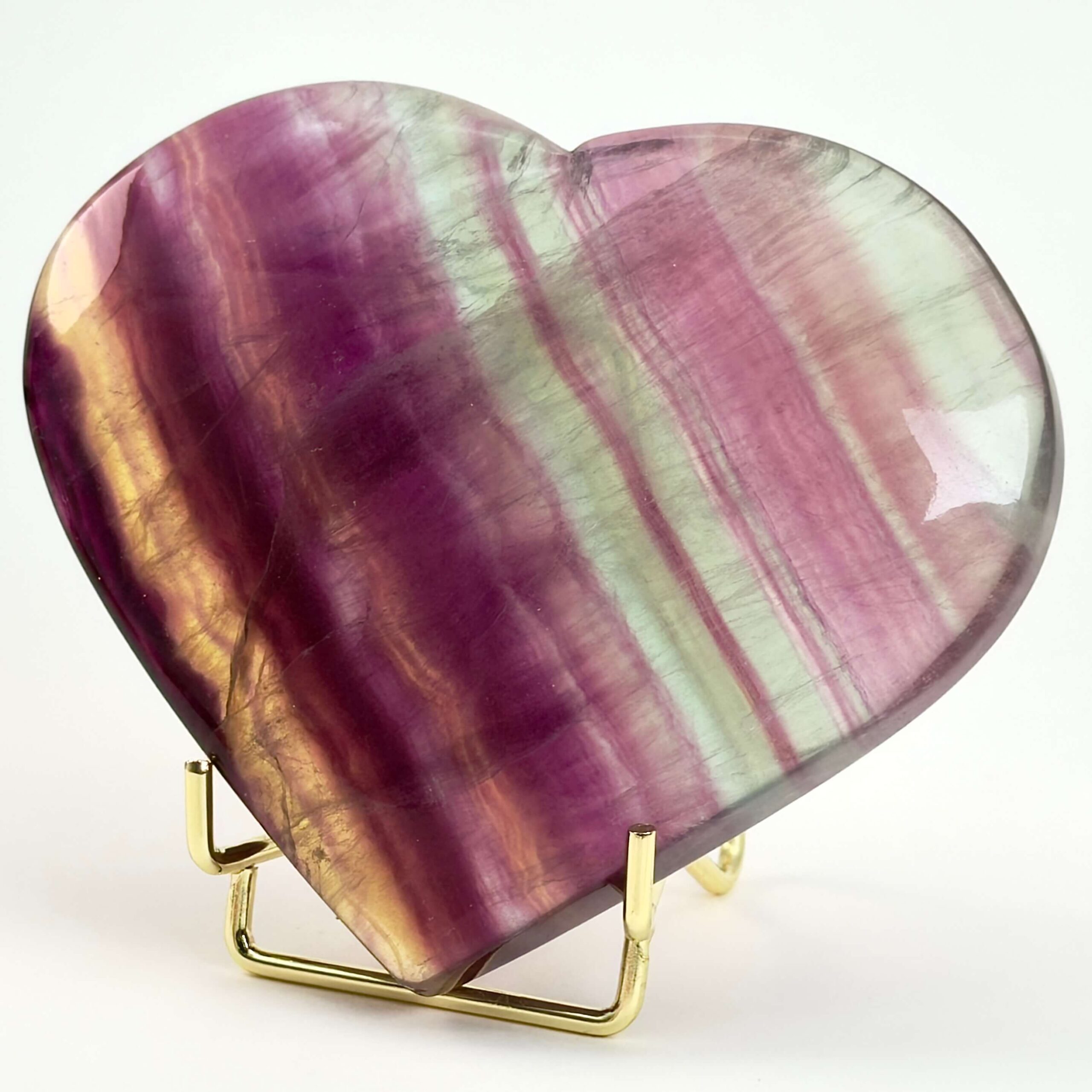 Fluorit Regnbue Hjerte Krystal Sten i holder på hvid baggrund