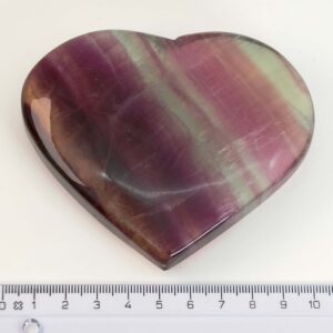 Fluorit Regnbue Hjerte Krystal Sten med lineal hvid baggrund