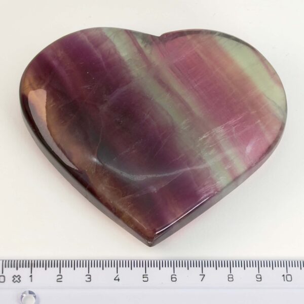 Fluorit Regnbue Hjerte Krystal Sten med lineal hvid baggrund