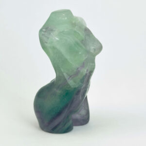 Fluorit Regnbue Kvindekrop krystal sten på hvid baggrund
