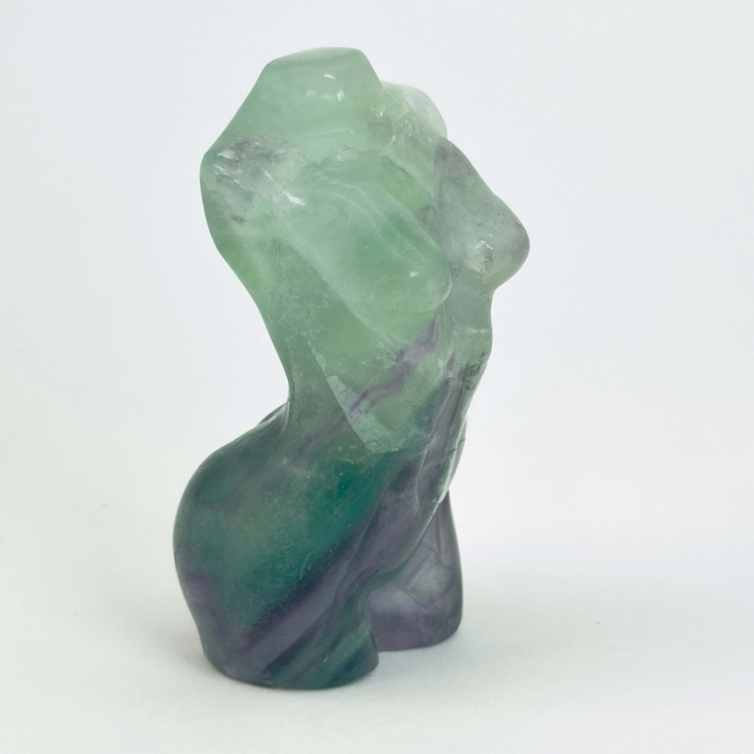 Fluorit Regnbue Kvindekrop krystal sten på hvid baggrund