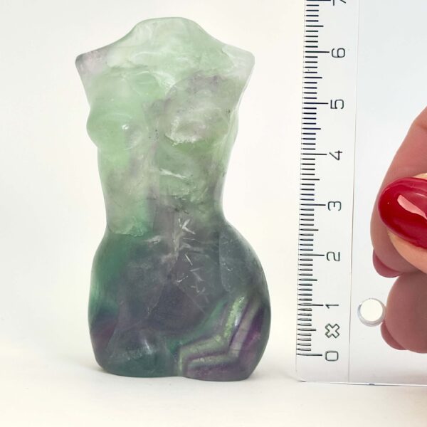 Fluorit Regnbue Kvindekrop krystal sten med lineal på hvid baggrund