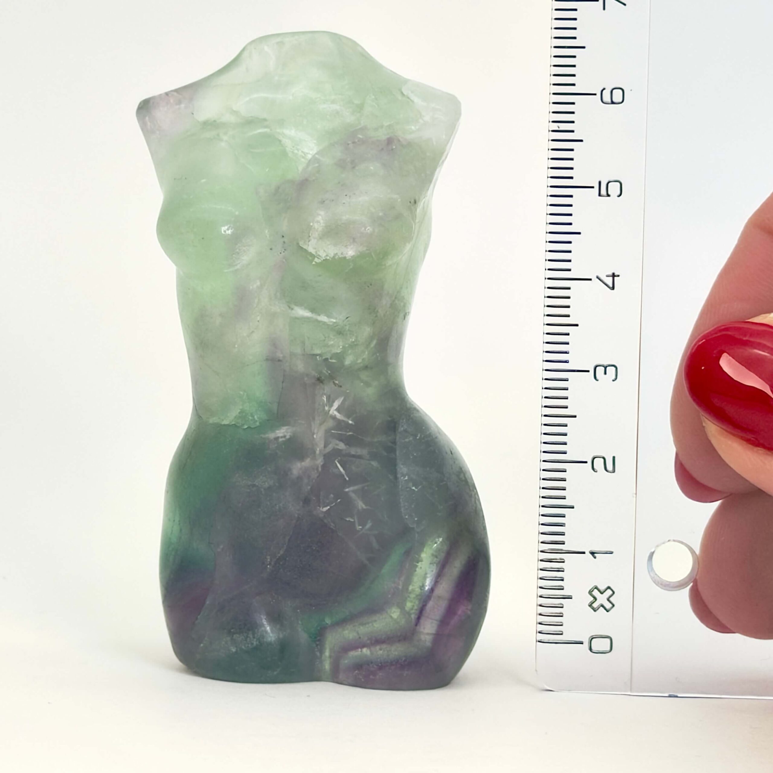 Fluorit Regnbue Kvindekrop krystal sten med lineal på hvid baggrund