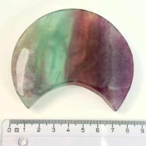 Fluorit Regnbue Måne Krystal Sten med lineal hvid baggrund