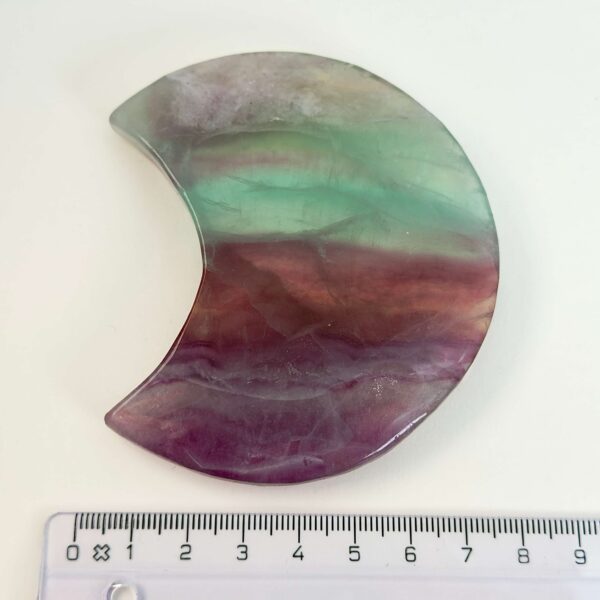 Fluorit Regnbue Måne Krystal Sten med lineal hvid baggrund