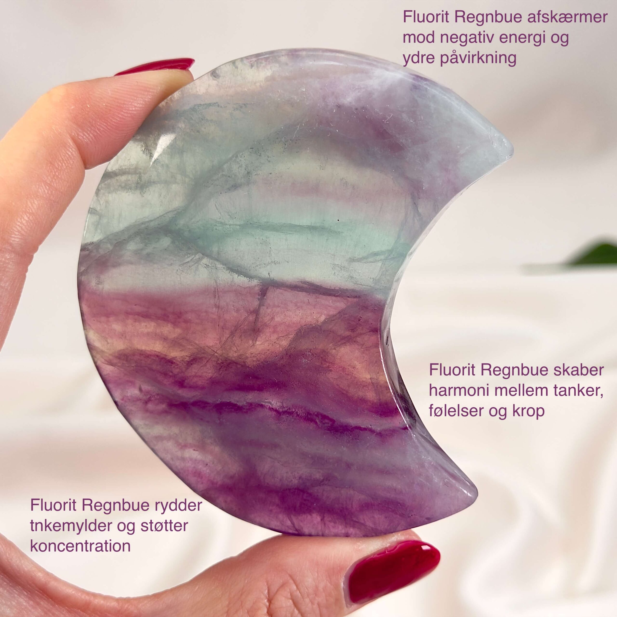 Fluorit Regnbue Måne Krystal Sten med hånd på hvid baggrund med tags