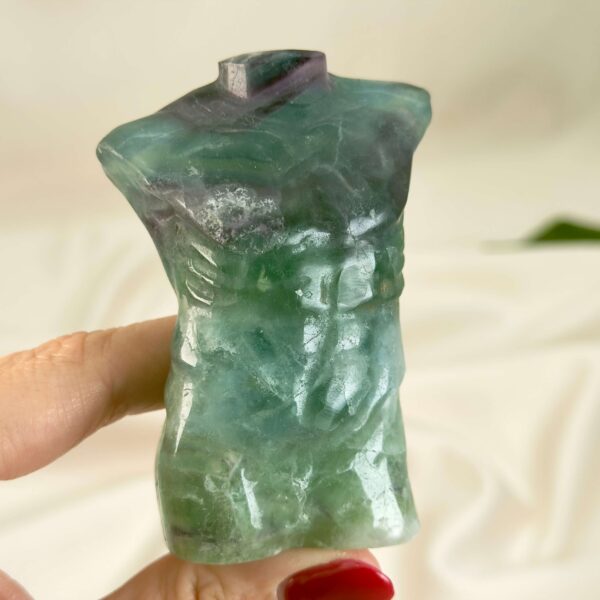 Fluorit Regnbue Mandekrop krystal sten i hånd på hvid baggrund