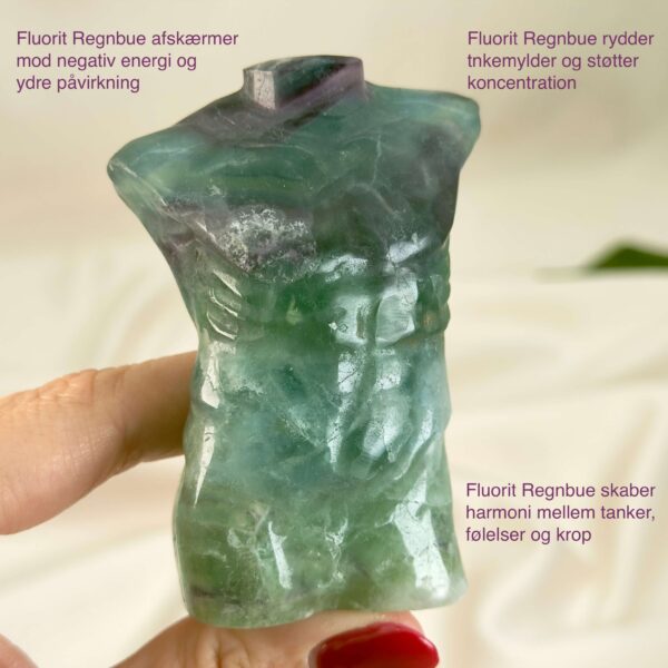 Fluorit Regnbue Mandekrop Krystal Sten med hånd på hvid baggrund med tags