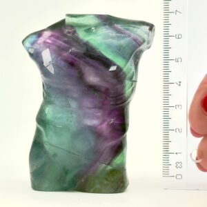 Fluorit Regnbue Mandeekrop krystal sten med lineal på hvid baggrund