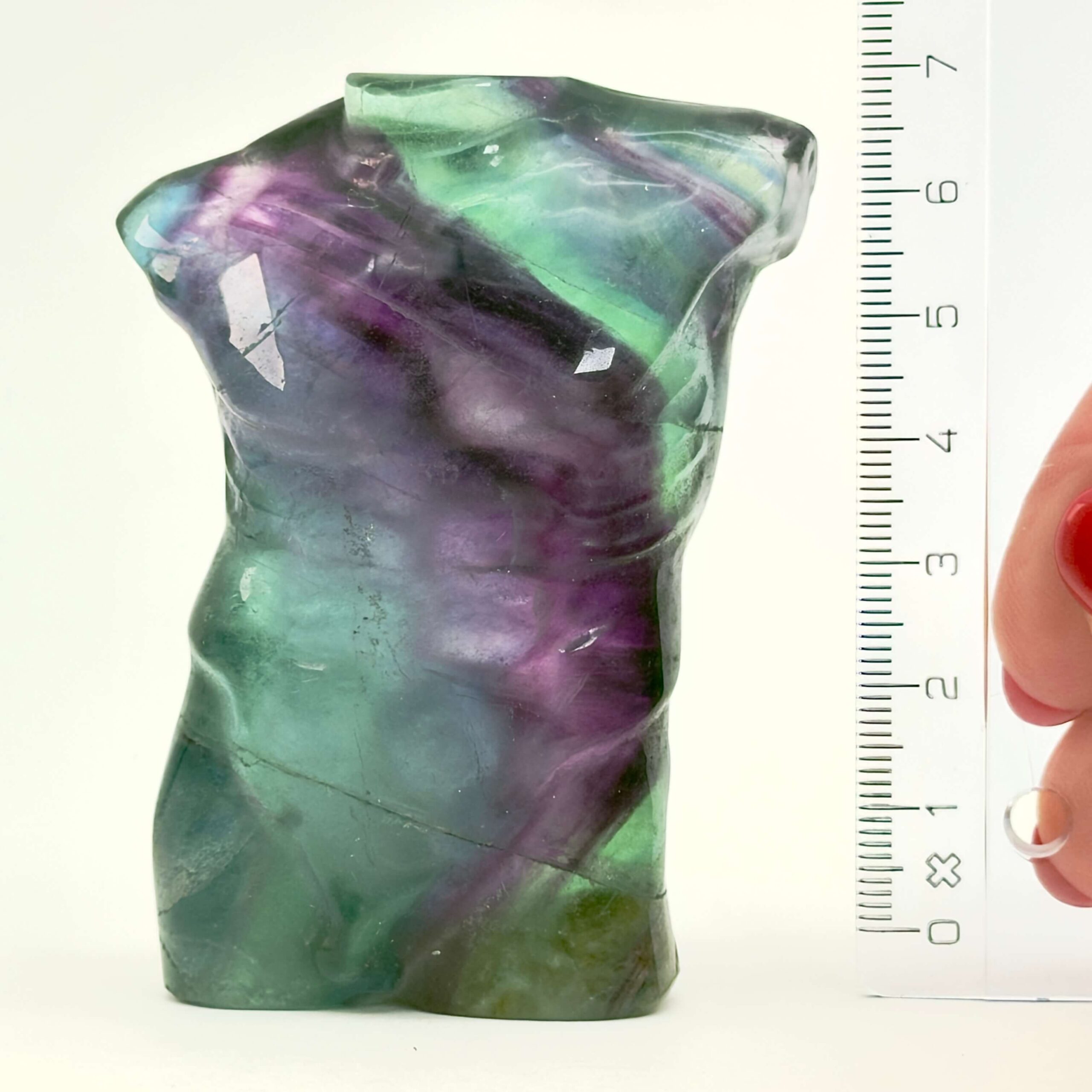 Fluorit Regnbue Mandeekrop krystal sten med lineal på hvid baggrund