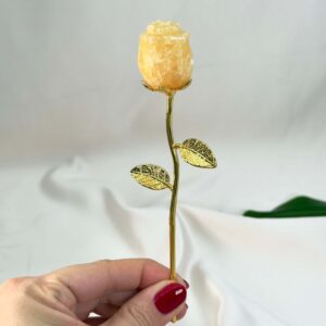 Gul Calsit Rose med guldfarvet stilk krystal sten i hånd