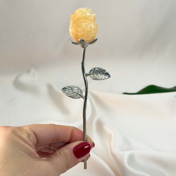 Gul Calsit Rose med sølvfarvet stilk krystal sten i hånd