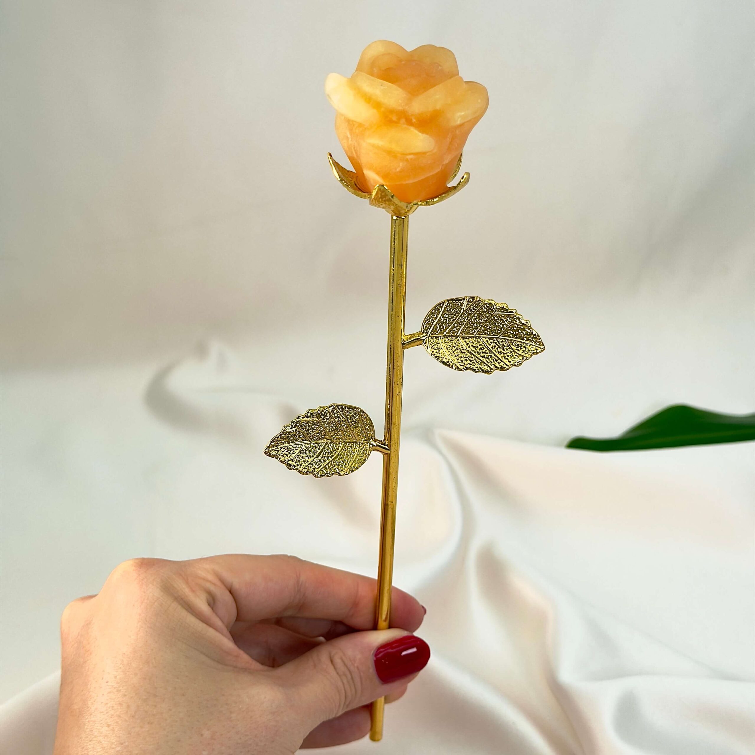 Stor gul calsit Rose med Guldfarvet stilk krystal sten i hånd
