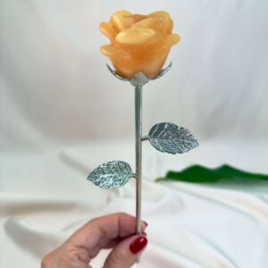 Stor gul calsit Rose med sølvfarvet stilk krystal sten i hånd