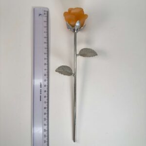 Stor gul calsit Rose med sølvfarvet stilk krystal sten ved siden af lineal