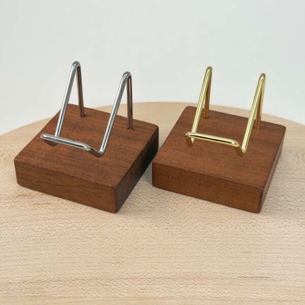 Holder til krystal hjerte og håndsten med mørk træfod