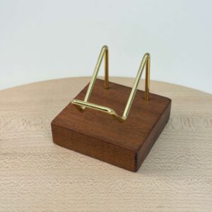 Holder til krystal hjerte og håndsten med mørk træfod guld