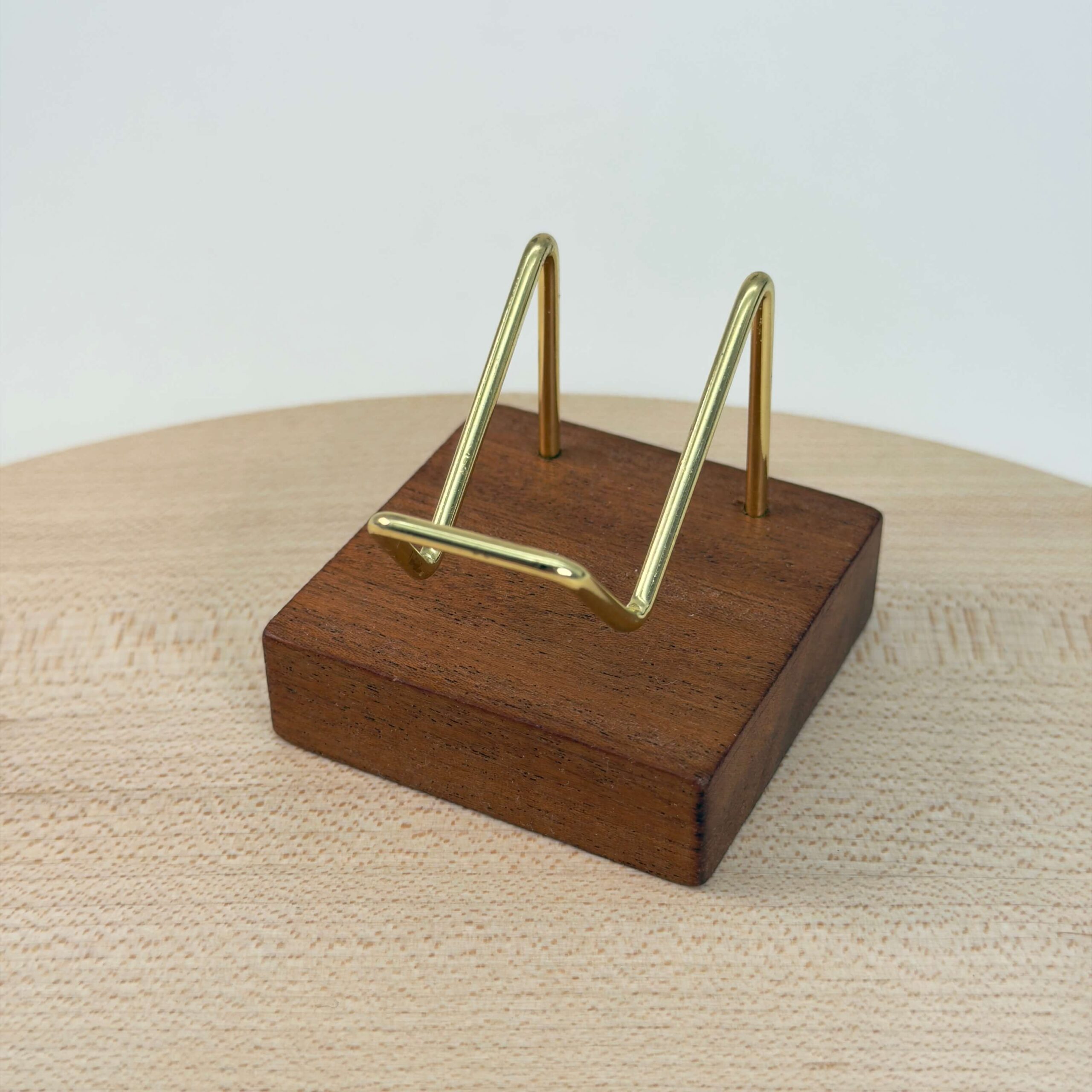 Holder til krystal hjerte og håndsten med mørk træfod guld