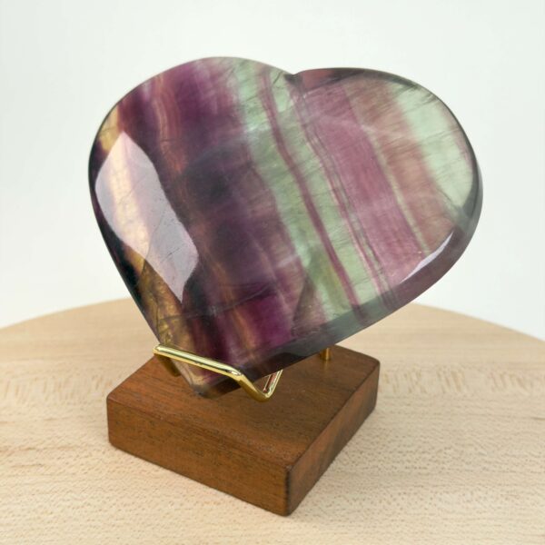 Holder til krystal hjerte og håndsten med mørk træfod guld med hjerte