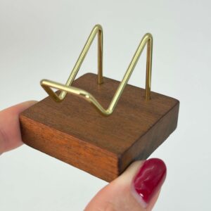 Holder til krystal hjerte og håndsten med mørk træfod hånd