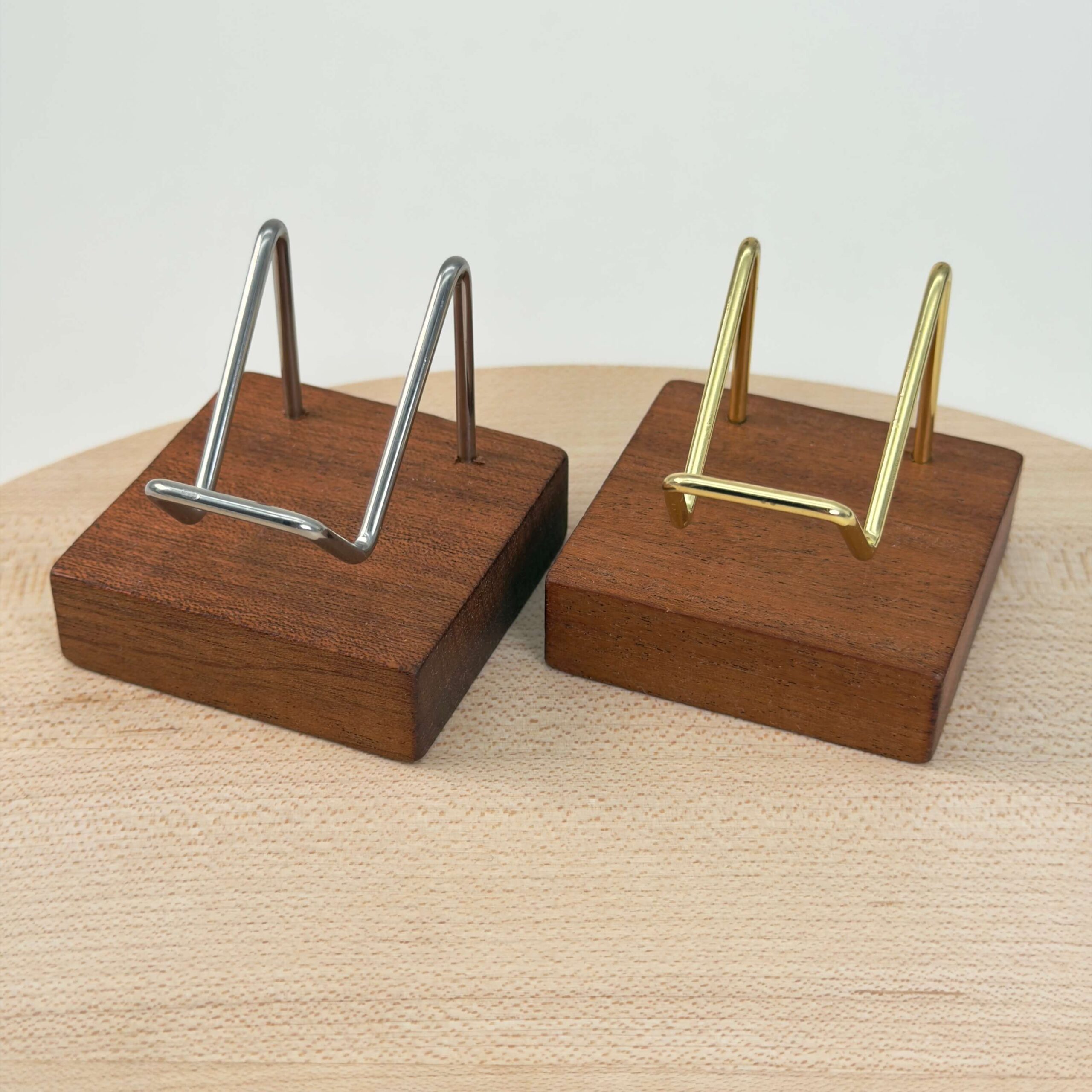 Holder til krystal hjerte og håndsten med mørk træfod