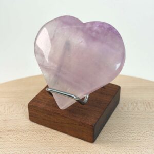 Holder til krystal hjerte og håndsten med mørk træfod sølv med hjerte