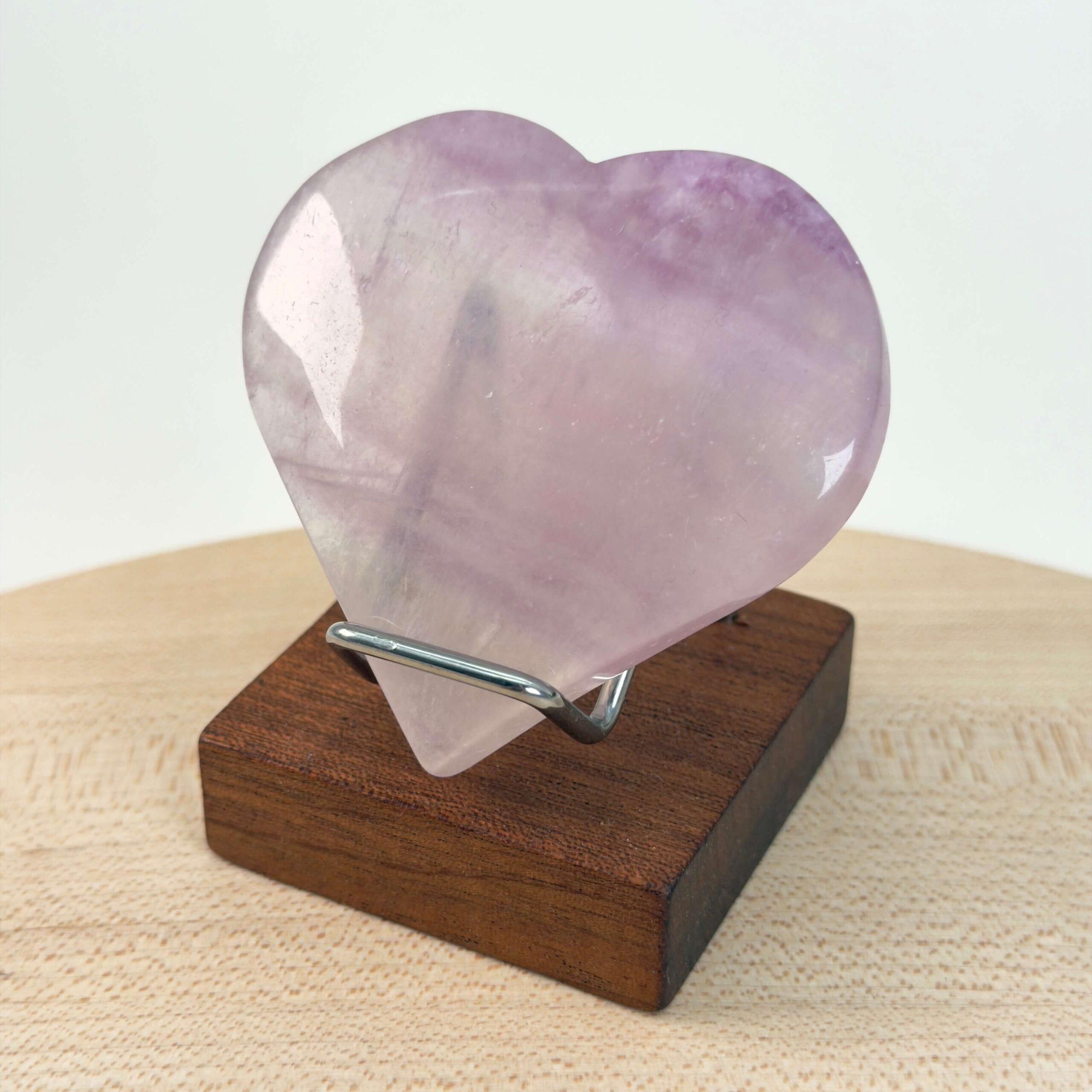 Holder til krystal hjerte og håndsten med mørk træfod sølv med hjerte
