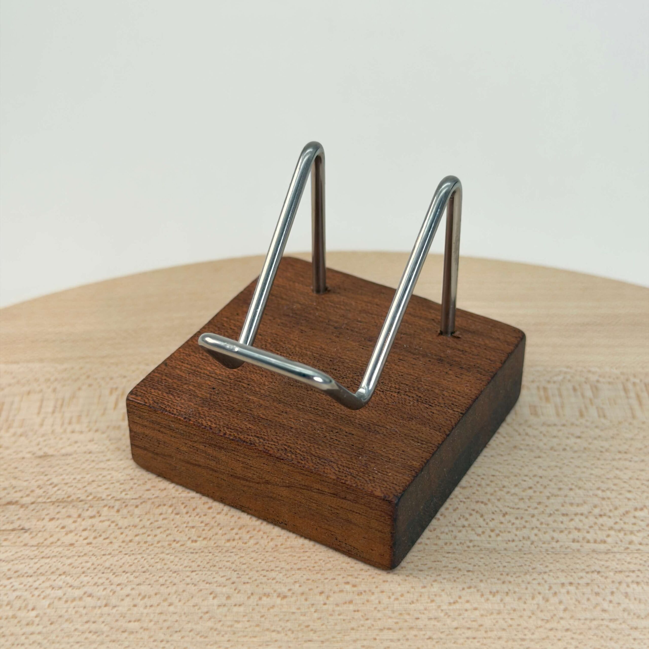 Holder til krystal hjerte og håndsten med mørk træfod sølv