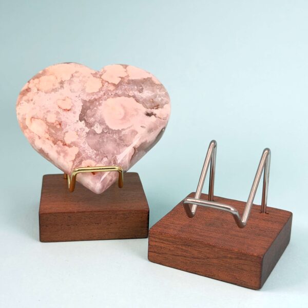 Holder til krystal hjerte og håndsten med mørk træfod