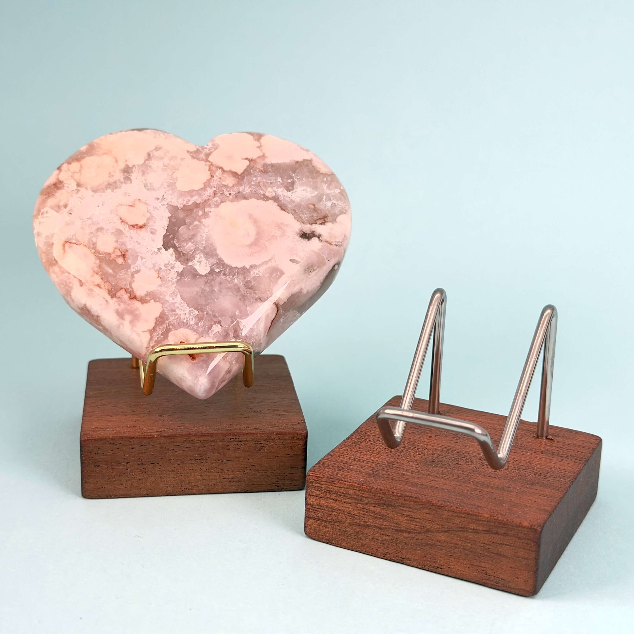 Holder til krystal hjerte og håndsten med mørk træfod