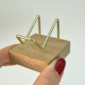 Holder til krystal hjerte og håndsten med træfod i hånd