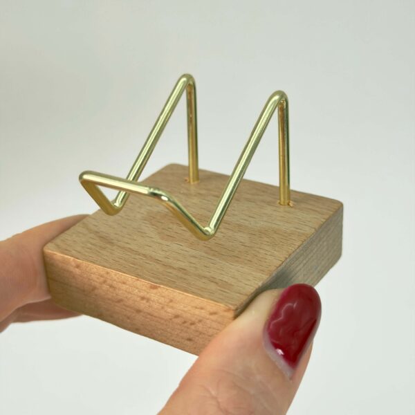 Holder til krystal hjerte og håndsten med træfod i hånd