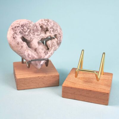 Holder til krystal hjerte og håndsten med træfod