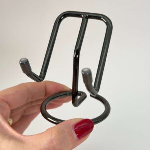 Holder til krystal hjerte og håndsten sort hånd