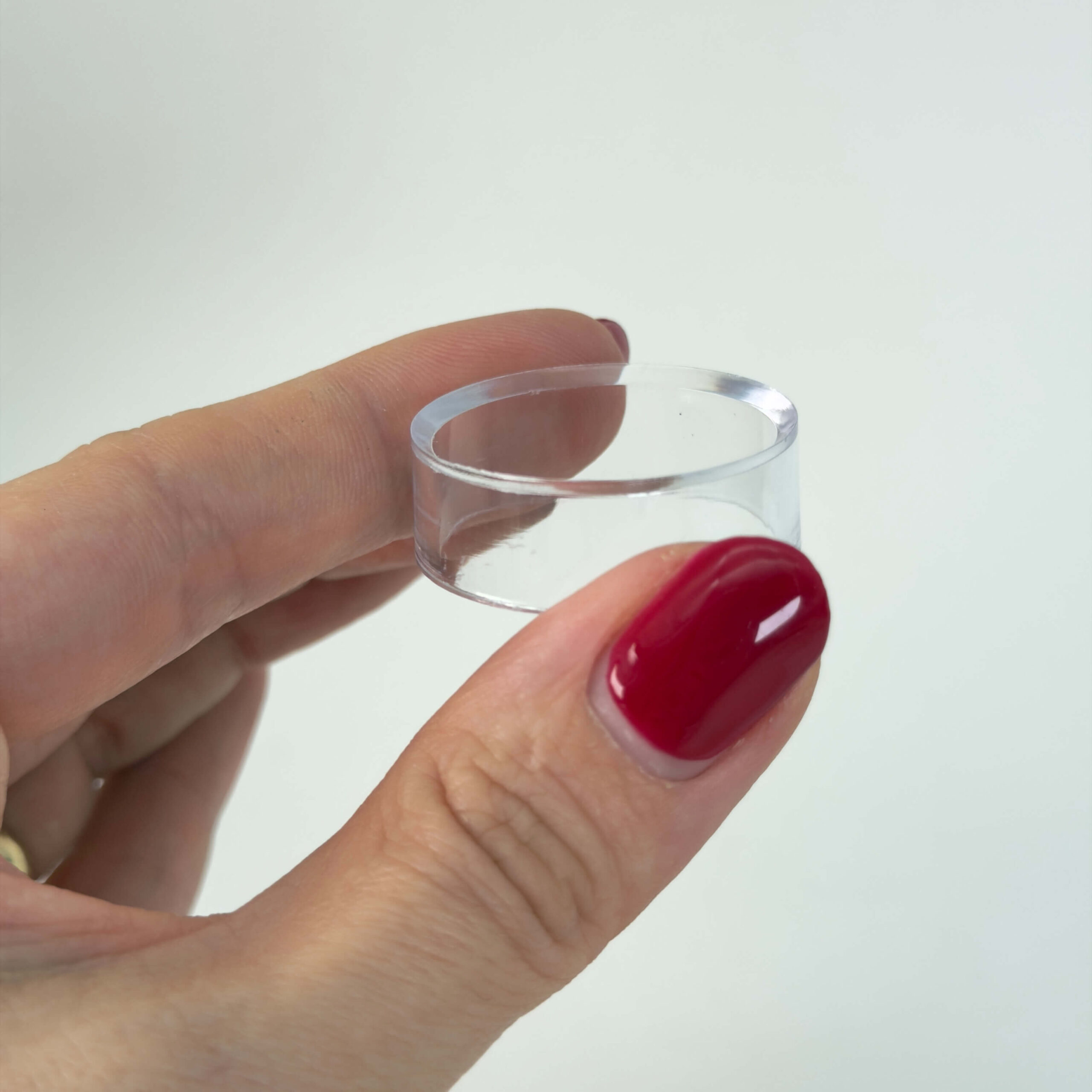 Holder til krystal kugle gennemsigtig plastik i hånd