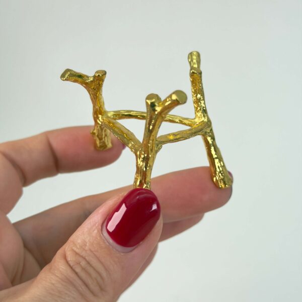 Holder til krystal kugle grenlook guld i hånd