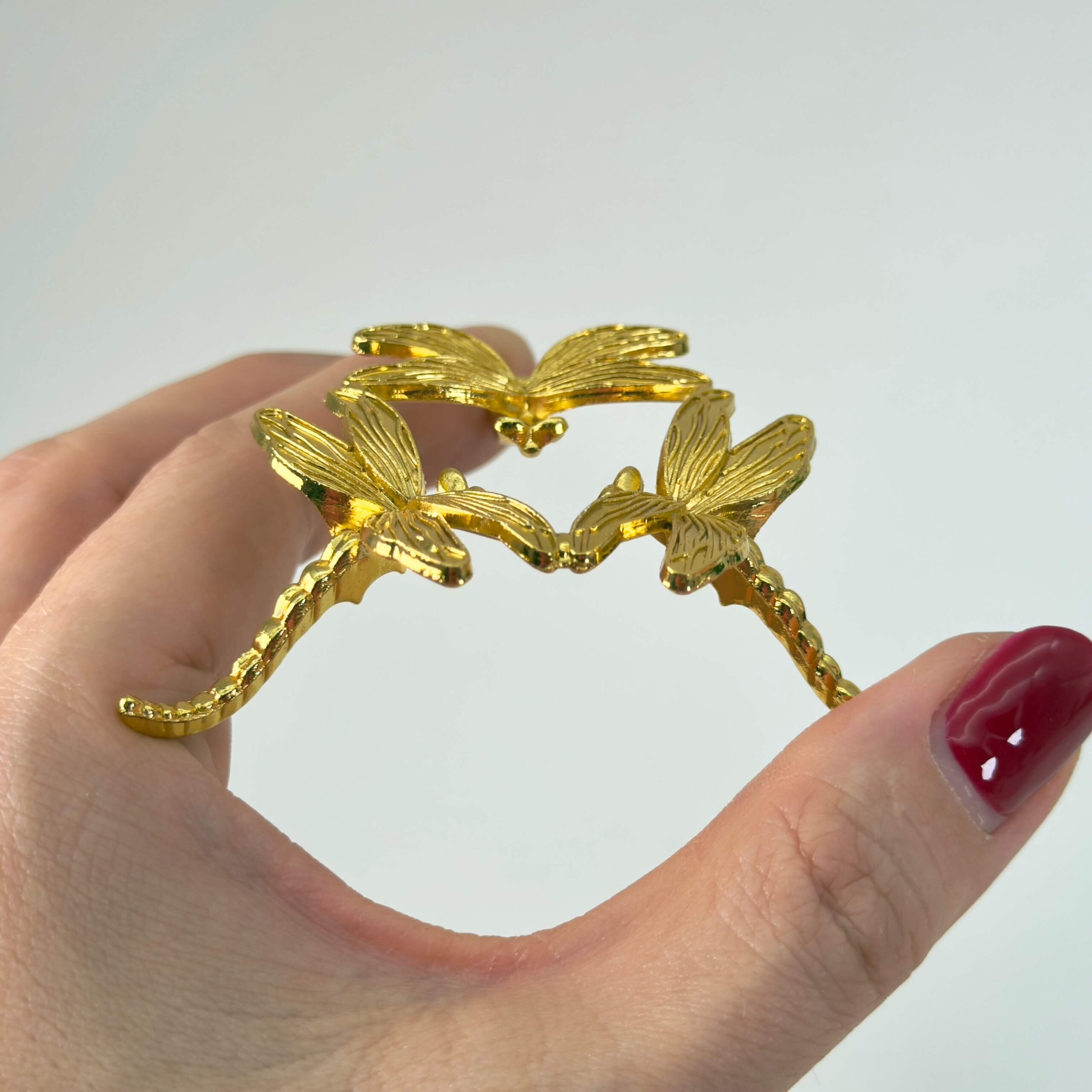 Holder til krystal kugle guldsmed i hånd