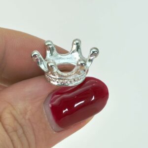 Holder til krystal kugle lille krone i hånd