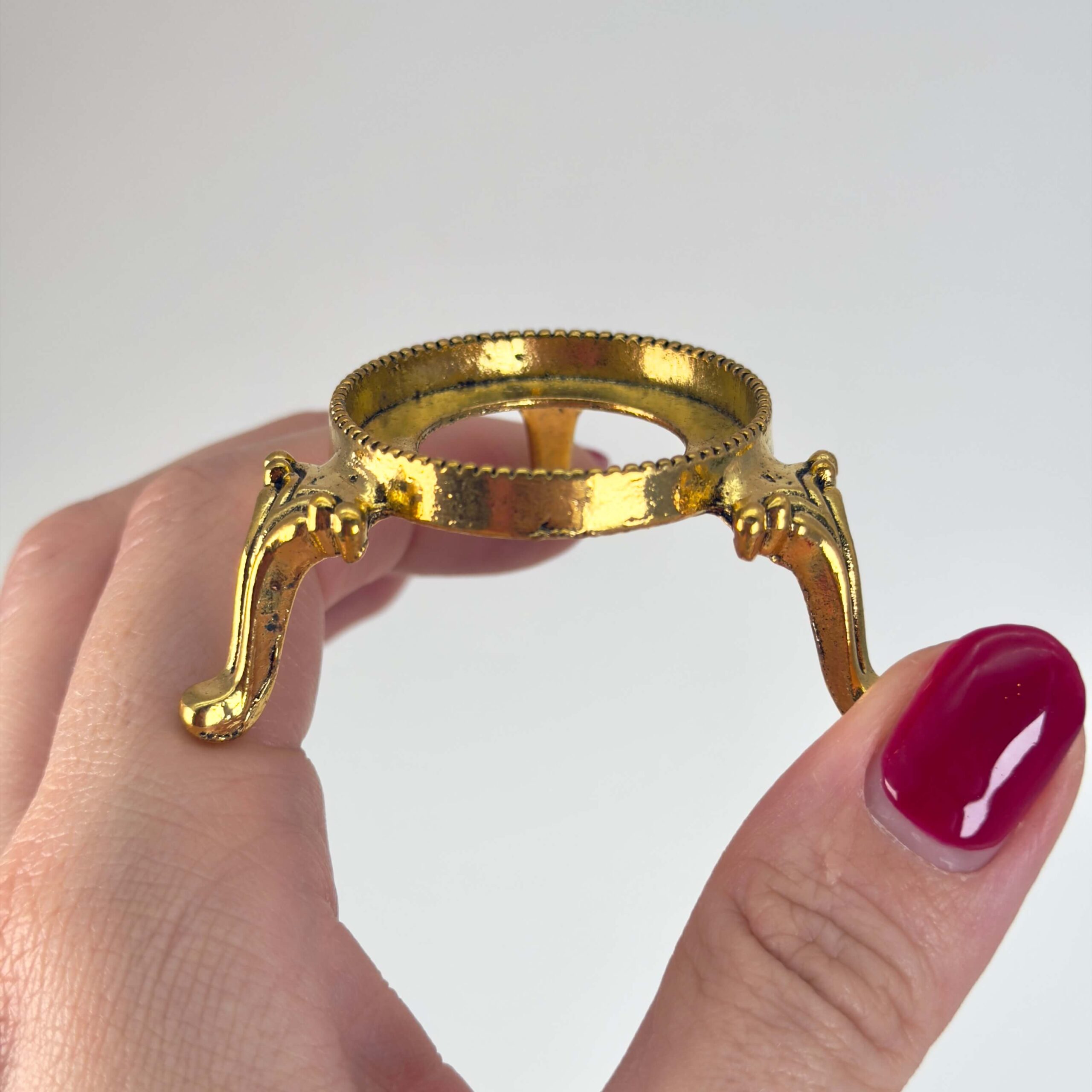 Holder til krystal kugle patina i hånd