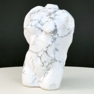 Howlit Kvindekrop Krystal sten på sort baggrund