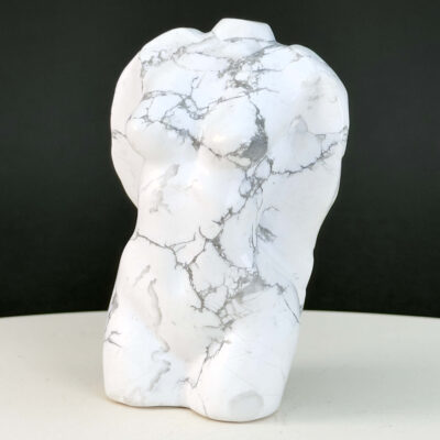 Howlit Kvindekrop Krystal sten på sort baggrund