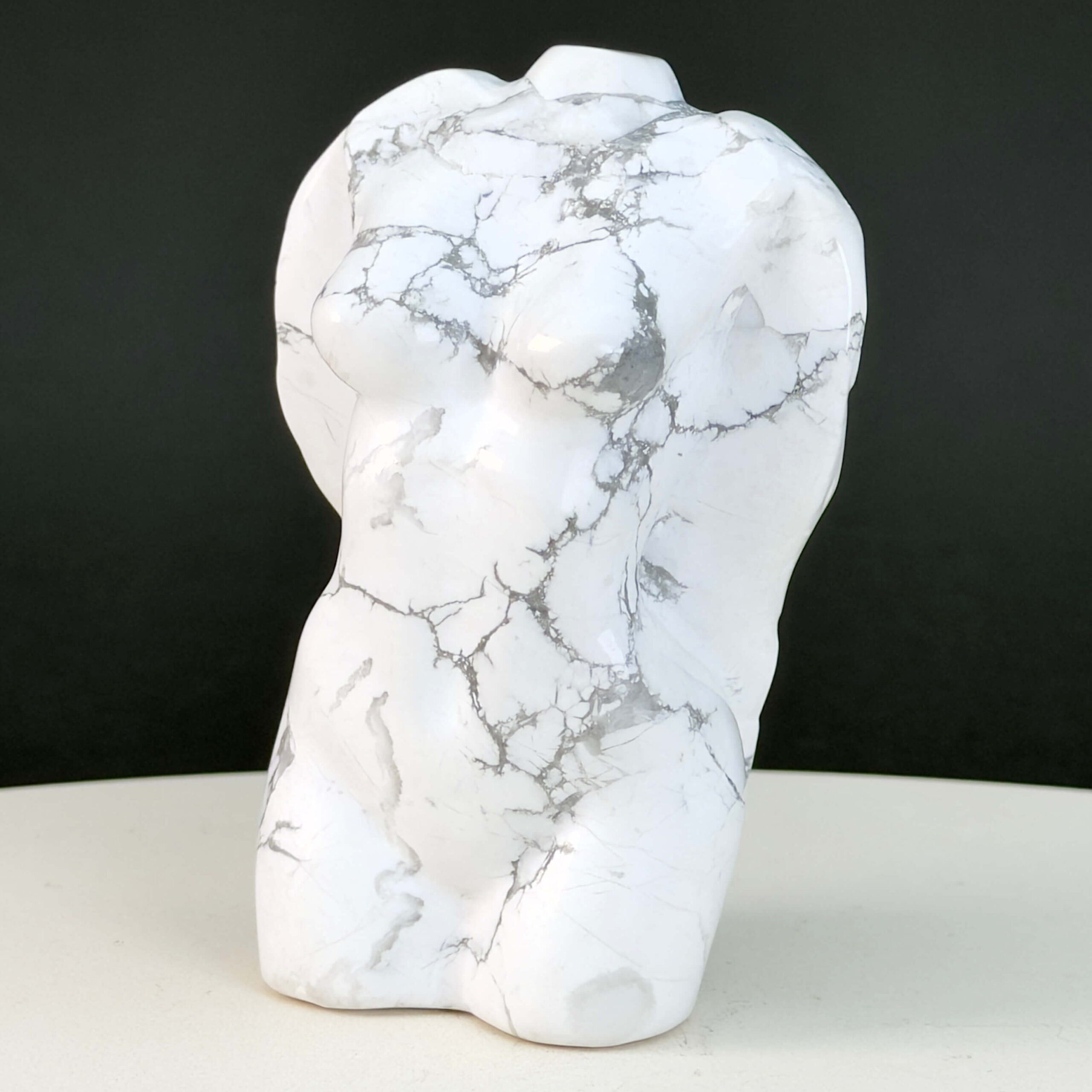 Howlit Kvindekrop Krystal sten på sort baggrund