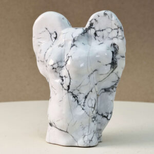 Howlit Mandekrop Krystal sten på brun baggrund