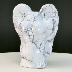 Howlit Mandekrop Krystal sten på sort baggrund