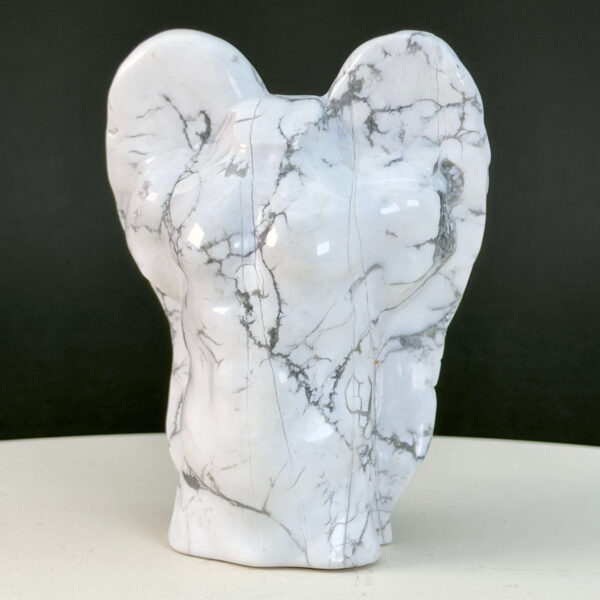 Howlit Mandekrop Krystal sten på sort baggrund