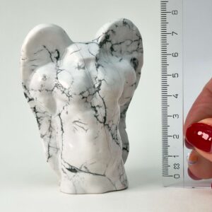 Howlit Mandekrop Krystal sten på hvid baggrund med lineal