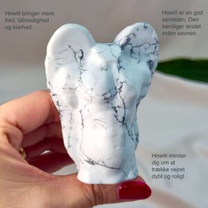 Howlit Mandekrop Krystal sten på hvid baggrund i hånd med tags